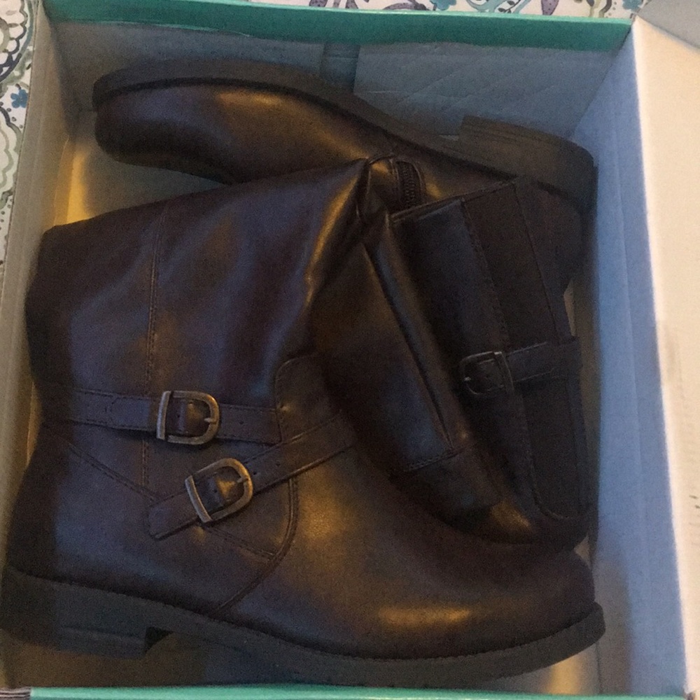 Yuucamron boots dark brown size 9 wide